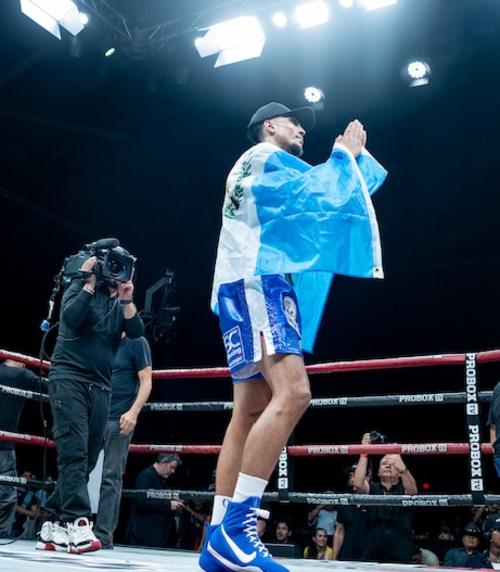 Joshua puso en alto el nombre de Guatemala tras derrotar a su rival de turno. (Foto: V&iacute;ctor Escobedo / Nuestro Diario) 
