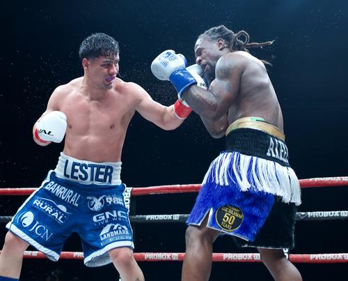 Con determinaci&oacute;n en el ring, Lester Mart&iacute;nez domin&oacute; varios episodios del combate. (Foto: V&iacute;ctor Escobedo / Nuestro Diario) 