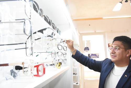 Distixela cambi&oacute; las gorras, pulseras y sudaderos por la variedad de dise&ntilde;os en anteojos. (Foto: Erick Colop/Colaborador)