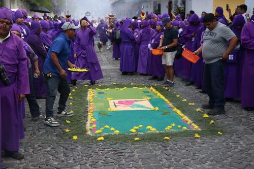 El humo de incienso y las alfombras de aserr&iacute;n anunciaron el paso del cortejo por la Ciudad Colonial. (Foto: Renato Melgar/Colaborador)