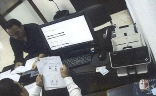 Pedro Duque en el banco CHN. (Foto: Soy502)