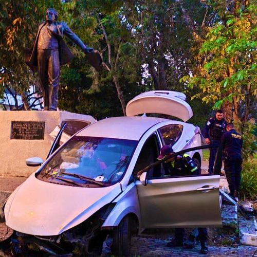 El veh&iacute;culo quedo varado tras el impacto. (Foto: Amilcar Montejo)