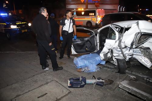 Se uso herramientas especiales para rescatar el cuerpo de la &acute;victima. (Foto: Bomberos Voluntarios)