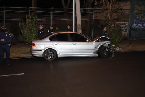 El segundo auto choco contra un poste. (Foto: Bomberos Voluntarios)