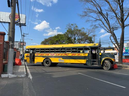 Con buses han bloqueado el paso vehicular. (Foto: Fredy Hern&aacute;ndez/Soy502)