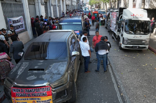 Varios veh&iacute;culos est&aacute;n estacionados en esta avenida. (Foto: Wilder L&oacute;pez/Soy502)