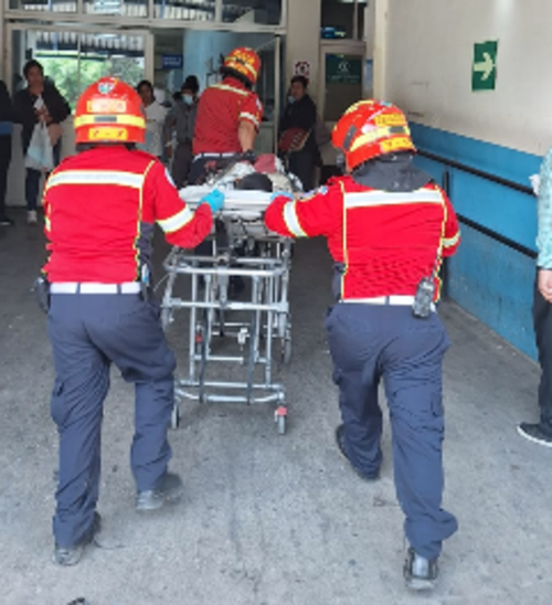 El joven fue atacado por desconocidos en la zona 12 de Villa Nueva. (Foto: Bomberos Municipales)