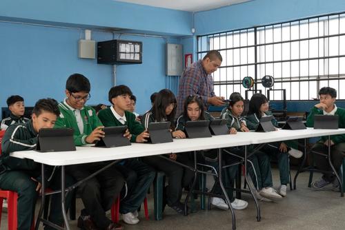 Claro, Fibra &Oacute;ptica, internet, conexi&oacute;n, velocidad, aulas, alumnos, maestros, escuela, Guatemala, Soy502