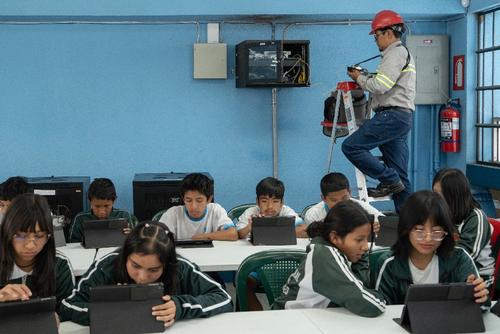 Claro, Fibra &Oacute;ptica, internet, conexi&oacute;n, velocidad, aulas, alumnos, maestros, escuela, Guatemala, Soy502