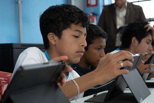 Claro, Fibra &Oacute;ptica, internet, conexi&oacute;n, velocidad, aulas, alumnos, maestros, escuela, Guatemala, Soy502