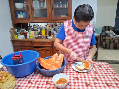 Con m&aacute;s de dos d&eacute;cadas de experiencia, do&ntilde;a Perla elabora sus productos diariamente. (Foto: Irma Tzi/Colaboradora)