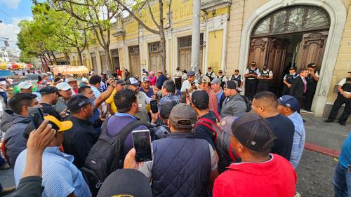 Los manifestantes permanecen en la parte trasera del Congreso de la Rep&uacute;blica. (Foto: Estuardo Paredes/Colaborador)