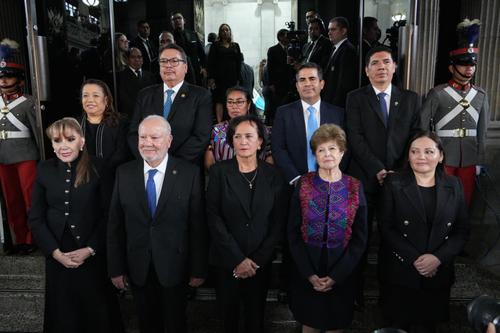 Los nuevos magistrados a su salida del Pleno. (Foto: Wilder L&oacute;pez/Soy502)