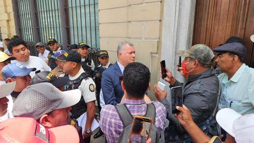El viceministro Erwin Barrios dialoga con manifestantes antes de ser retirado por seguridad. (Foto: Estuardo Paredes/Nuestro Diario)
