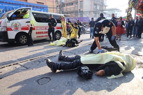Los socorristas intentaron reanimar a las v&iacute;ctimas por algunos minutos pero debido a la gravedad de las heridas perdieron la vida. (Foto: Jorge Sent&eacute;/Colaborador)