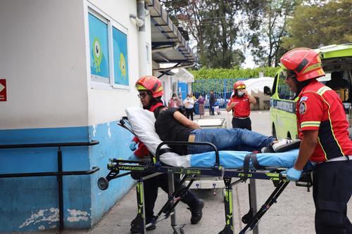 Daniel Alejandro L&oacute;pez Barrios fue trasladado al Hospital Roosevelt. (Foto: Bomberos Municipales)