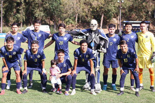 La Chabela acompa&ntilde;a al equipo de futbol de la Usac. (Foto: Javier Del Cid/Colaborador)