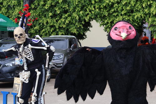 La Chabela acompa&ntilde;ada del zopilote en un partido del equipo de futbol. (Foto: Javier Del Cid/Colaborador)
