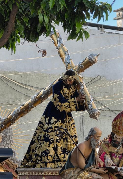 Las podas tambi&eacute;n ayudan al desplazamiento de los cortejos procesionales. (Foto: Municipalidad de Guatemala)