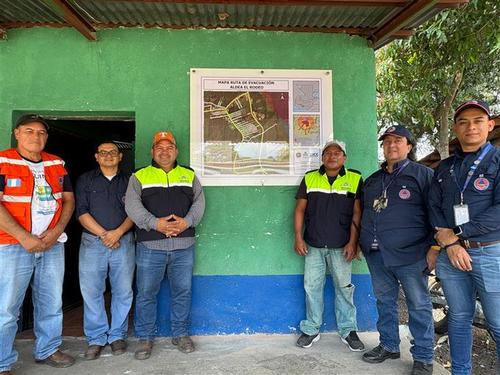 Las autoridades han colocado mapas de evacuaci&oacute;n en puntos estrat&eacute;gicos. (Foto: Conred)