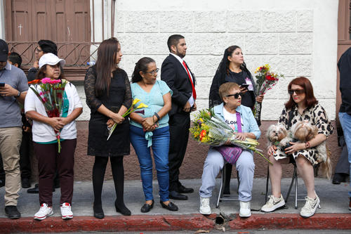 Tambi&eacute;n se los ofrece a quienes van a ver el paso procesional. (Foto: Archivo)