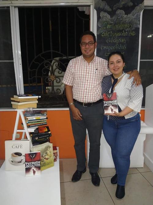 El autor tambi&eacute;n asiste a firmas de sus obras. (Foto: Poeta Edwin Yanes)