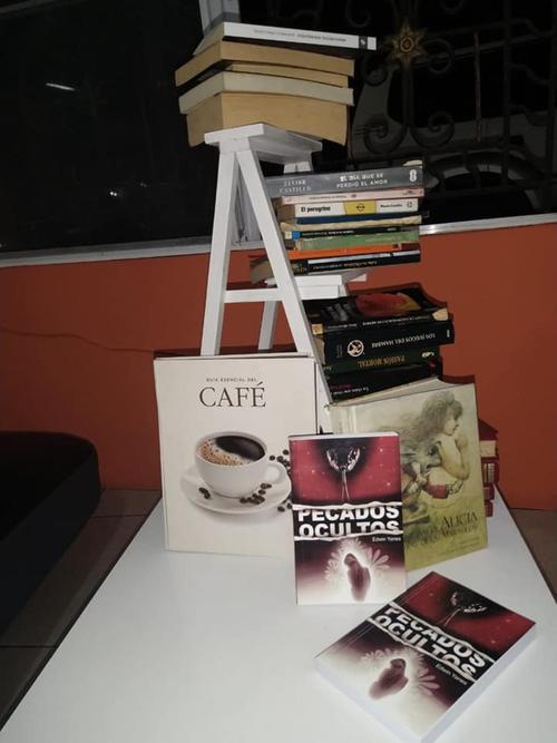 Sus libros y otros son expuestos en cafeter&iacute;as y librer&iacute;as. (Foto: Poeta Edwin Yanes)
