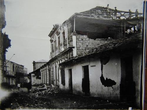 Los escombros de los hogares quetzaltecos cubr&iacute;an las calles. (Foto: Internet.)