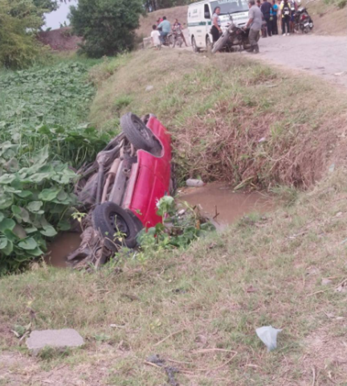 El picop que conduc&iacute;a cay&oacute; volcado en una zanja con agua. (Foto: Redes sociales)