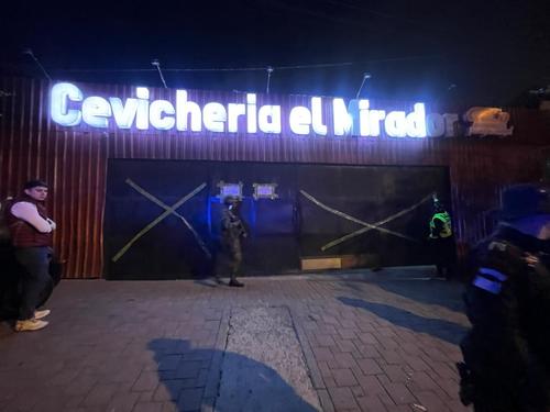 Autoridades cierran negocios tras denuncias de vecinos. (Foto: Alcald&iacute;a Auxiliar zona 17)