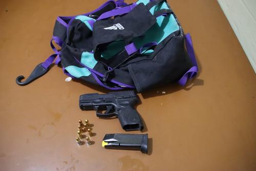 Seg&uacute;n el reporte el hombre amenazaba con el arma a los jugadores del equipo de f&uacute;tbol contrario. (Foto: PNC)