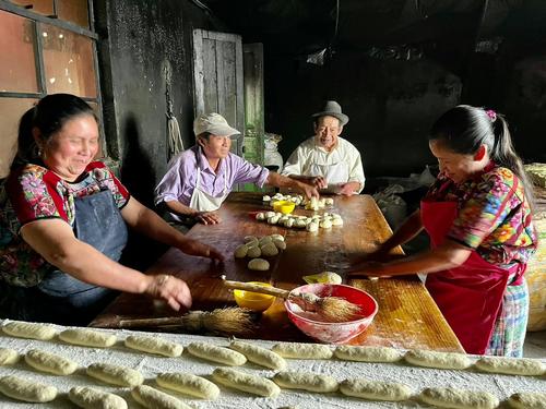 En vida, don P&iacute;o Bal junto a sus familiares elaborando el pan de Semana Santa. (Foto: Carlos Sotz/Colaborador)