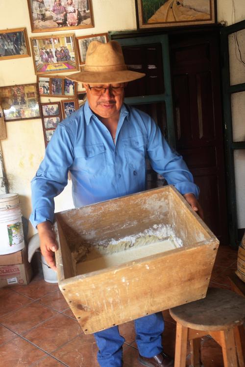 Javier Bal, ingeniero agr&oacute;nomo de profesi&oacute;n, prepara con anticipaci&oacute;n la levadura natural. (Foto: Carlos Sotz/Colaborador)