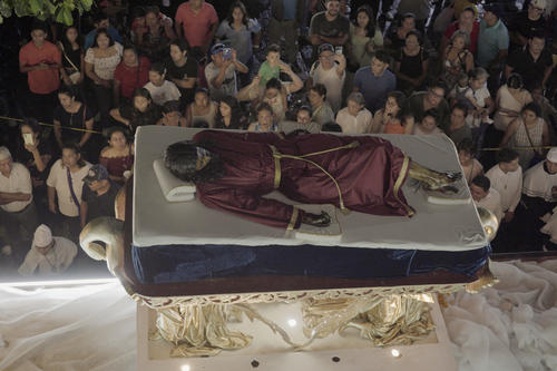 Los fieles acuden a ver al Se&ntilde;or Sepultado. (Foto: &Aacute;ngel Revolorio/Colaborador)