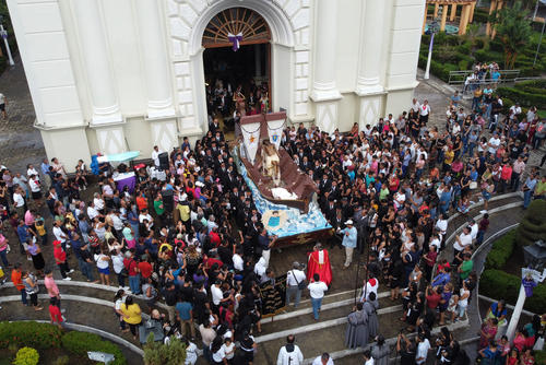 La procesi&oacute;n del Se&ntilde;or Sepultado o Santo Entierro es la m&aacute;s grande durante Semana Semana en la Ciudad de Retalhuleu. (Foto: Archivo)