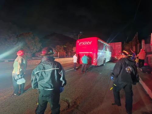 Socorristas auxiliaron aproximadamente a 20 personas tras la colisi&oacute;n. (Foto: Bomberos Voluntarios)