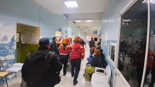 Las v&iacute;ctimas fueron trasladadas al Hospital Roosevelt, pero uno de ellos falleci&oacute; despu&eacute;s. (Foto: Bomberos Municipales)
