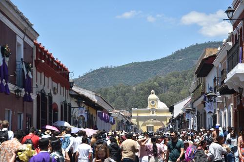 Cientos de visitantes disfrutan del paseo y las vistas de La Antigua este domingo. (Foto: Fredy Hern&aacute;ndez/SOY502)