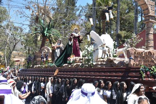 El anda de la Virgen acompa&ntilde;a este cortejo procesional en Antigua. (Foto: Fredy Hern&aacute;ndez/SOY502)