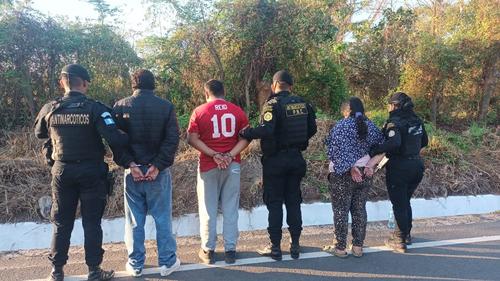 Los tres adultos capturados cuando trasladaban droga en el mismo carro donde viajaban tres menores. (Foto: Rudy L&oacute;pez/Nuestro Diario)