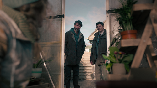 La din&aacute;mica entre los personajes hace que la trama sea fluida e incluso con momentos de humor, aunque muy al estilo brit&aacute;nico. (Fuente: X)