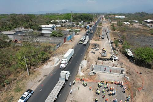Autoridades coordinan se&ntilde;alizaci&oacute;n y desv&iacute;os en autopista Escuintla-Puerto Quetzal. (Foto: Estuardo Paredes/Nuestro Diario)