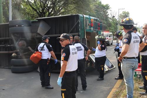 El bus extraurbano qued&oacute; volcado y obstaculizando el paso vehicular en direcci&oacute;n a la capital. (Foto: Bomberos Voluntarios)
