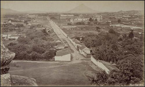 Un siglo despu&eacute;s de su traslado, hacia 1875, la Nueva Guatemala de la Asunci&oacute;n a&uacute;n segu&iacute;a en construcci&oacute;n. Vista de la 12 avenida desde el Cerrito del Carmen. (Foto: Eadweard Muybridge)