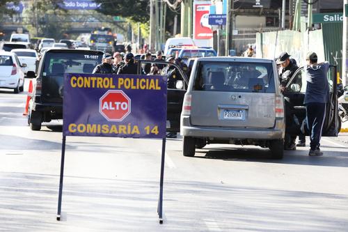 Operativo contra los taxis piratas. (Foto: PNC)