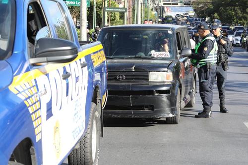 Operativo contra los taxis piratas. (Foto: PNC)
