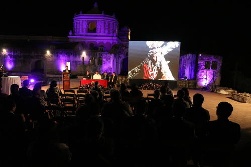 El libro recopila datos acerca de las im&aacute;genes veneradas en el templo. (Foto: Renato Melgar/Colaborador)