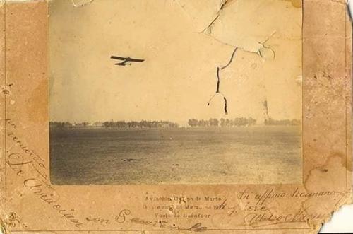 Postal del recuerdo del primer vuelo de un avi&oacute;n en territorio guatemalteco. (Foto: FAG)