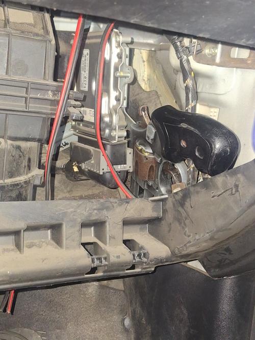 Las fuerzas de seguridad localizaron un rev&oacute;lver que iba oculto en el interior del taxi. (Foto: PNC)