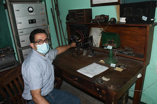 Un trabajador muestra la l&iacute;nea de tel&eacute;grafos que se utilizaba para comunicarse a larga distancia. (Foto: Juan Carlos Aquino/Colaborador)